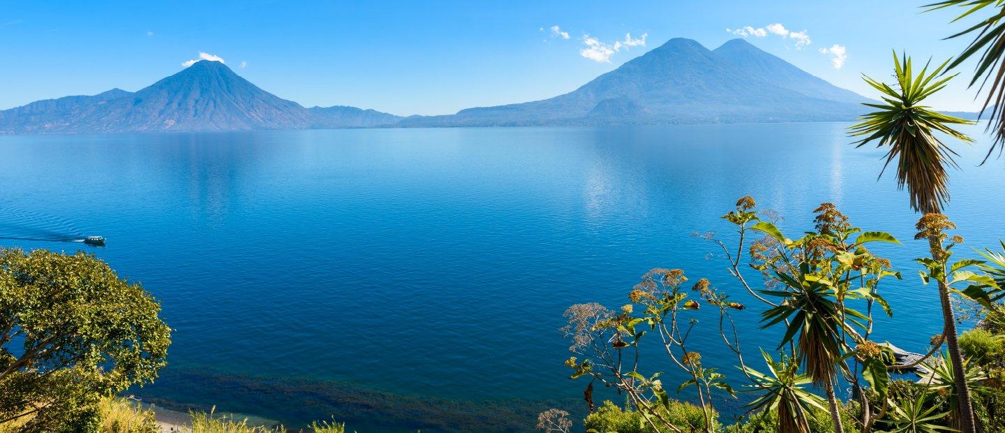 A lake with mountains in the background in 危地马拉.